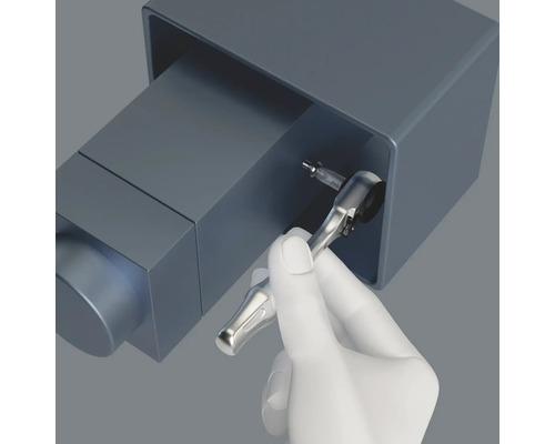 Ruka používá ráčnu k utažení šroubu.