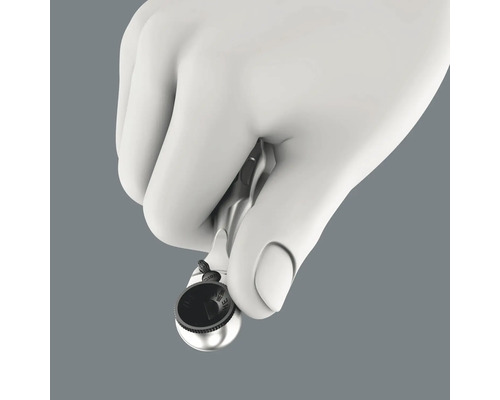 Ruka drží mini ráčnu