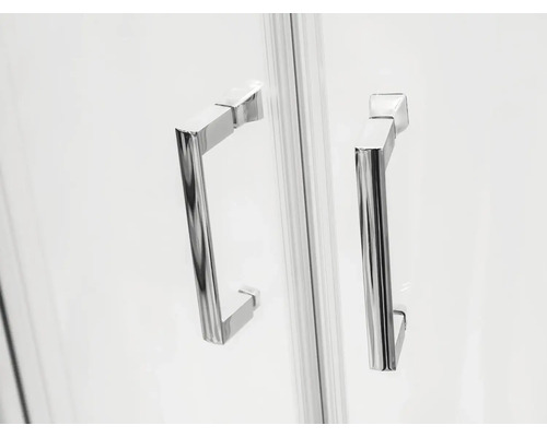 Dvě kovové kliky dveří sprchového koutu