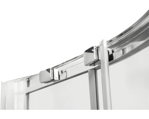 Detail sprchového koutu s chromovaným kováním