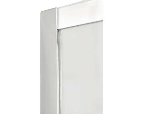 Detail sprchového koutu se stříbrným rámem a průhlednou skleněnou stěnou