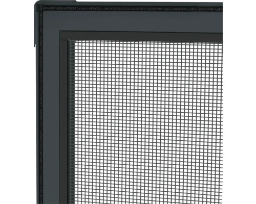 Detail okenní sítě proti hmyzu.