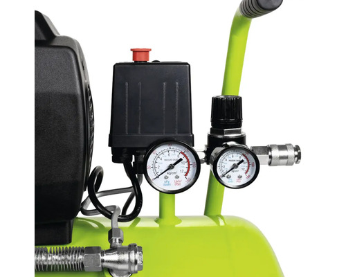 Detailní záběr kompresoru s manometry pro měření tlaku