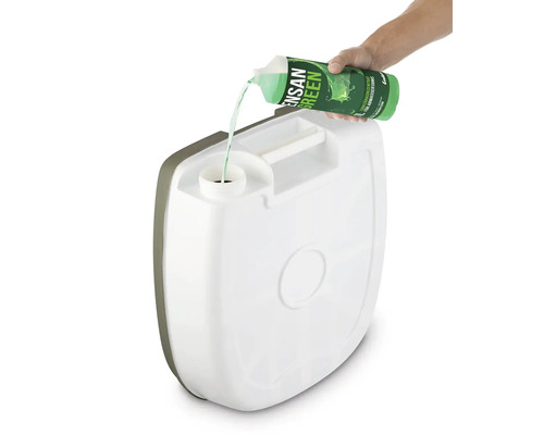 Osoba nalévá sanitární tekutinu do nádrže na odpadní vodu.