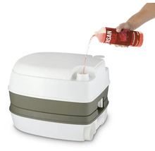 Přenosná toaleta se plní přísadou do splachovací vody