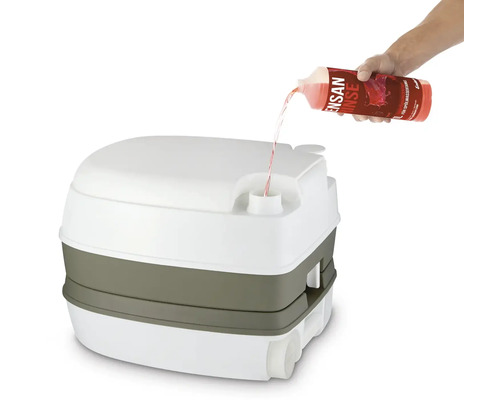 Přenosná toaleta se plní přísadou do splachovací vody