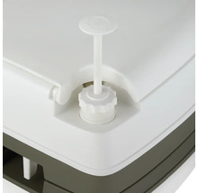 Detailní pohled na kempingovou toaletu s nádrží na splachovací vodu