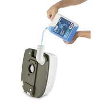 Kapalná přísada se nalévá do odpadní nádrže kempingové toalety