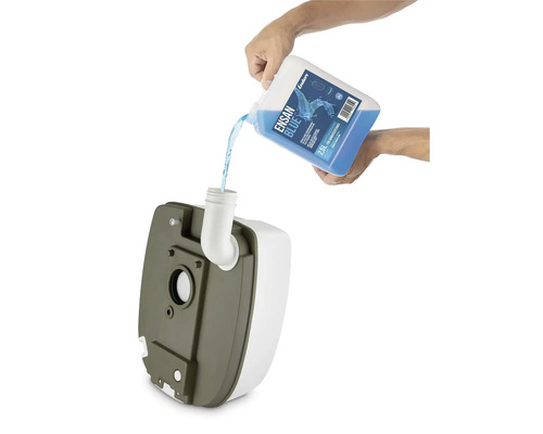 Kapalná přísada se nalévá do odpadní nádrže kempingové toalety