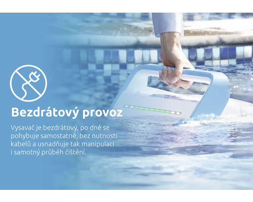 Bezdrátový čistič bazénů v provozu v bazénu