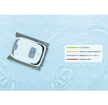 Čisticí robot na bazén ve vodě s indikátorem stavu