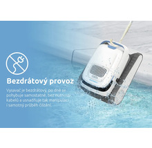 Akumulátorový bazénový vysavač při použití v bazénu