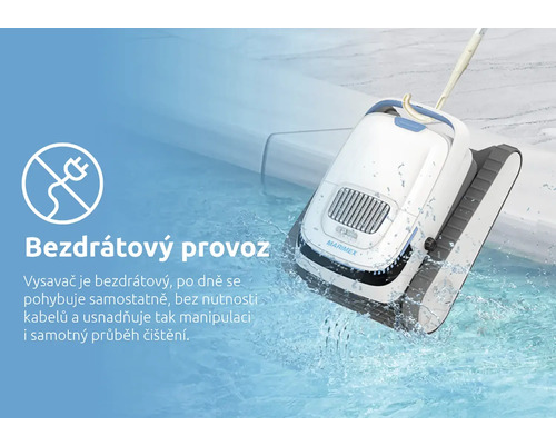 Akumulátorový bazénový vysavač při použití v bazénu