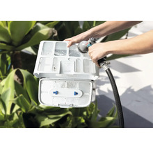 Čištění čističe bazénu pomocí vodní hadice