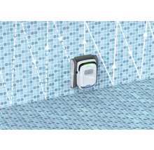 Bazén s čisticím robotem na stěně