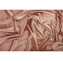 Detailní záběr na nařasenou sametovou látku