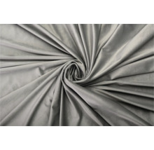 Detail šedé sametové látky ve spirálovém tvaru