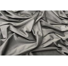 Detail šedé sametové látky