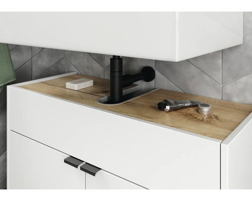 Detailní záběr skříňky pod umyvadlo s baterií, mýdlem a kosmetickými produkty v koupelně