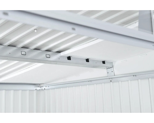 Detailní pohled na vnitřní konstrukci zahradního domku s kovovými prvky.