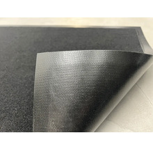 Černá protiskluzová podložka s rýhovaným povrchem