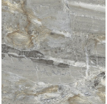 Detail šedé dlaždice s mramorovým vzhledem.