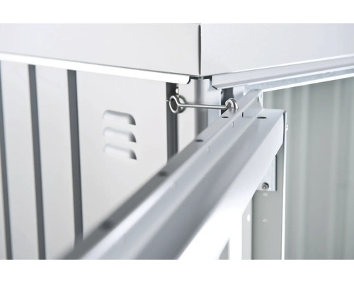 Detailní pohled na kovový zahradní box s kotvením