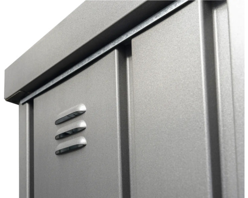 Detail kovového zahradního domku s větracími otvory