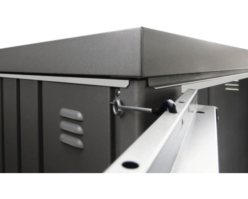 Detailní pohled na skříň na nářadí s větracími otvory, zámkem a montážním zařízením