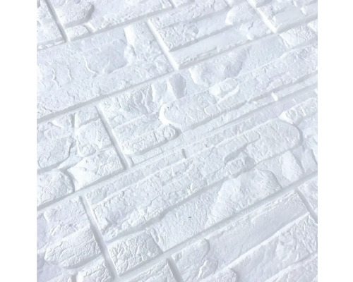 Detailní záběr na bílý 3D stěnový panel se vzhledem cihel.