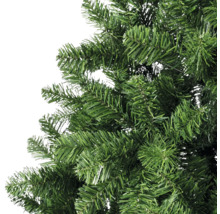 Detailní záběr umělého vánočního stromku se zeleným jehličím