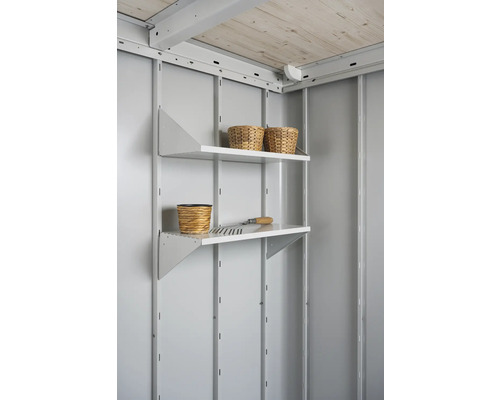 Police s košíky a zahradním nářadím v zahradním domku