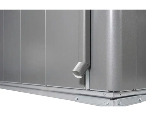 Detailní pohled na zahradní domek s okapem a kovovým rámem