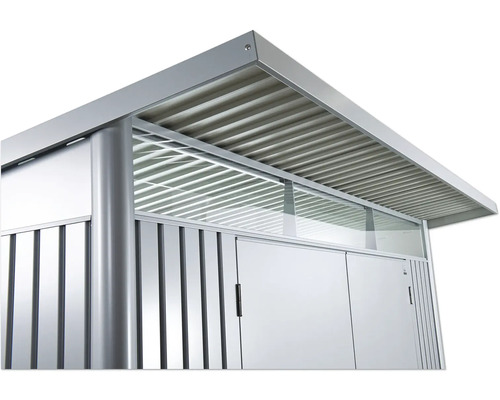 Detailní pohled na zahradní domek s kovovou střechou a integrovanými okny