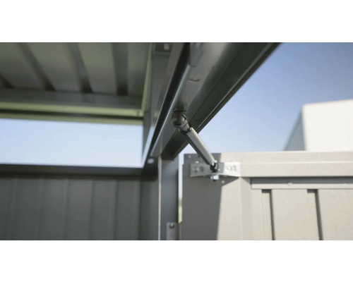 Detailní pohled na dveře zahradního domku s plynovou pružinou