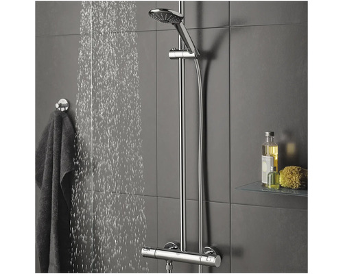 Sprchový systém s ručníkem a koupelnovými potřebami