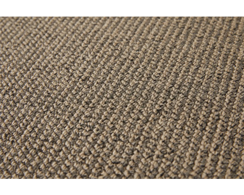 Detailní pohled na béžový koberec.