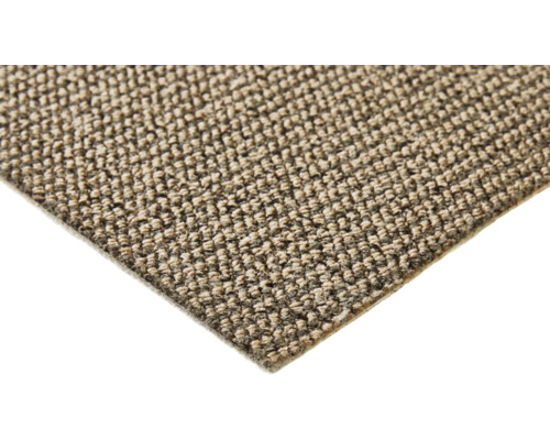 Detail béžového koberce se směsovým vzorem.