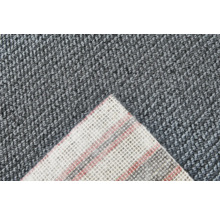 Detail šedého koberce s textilním podkladem
