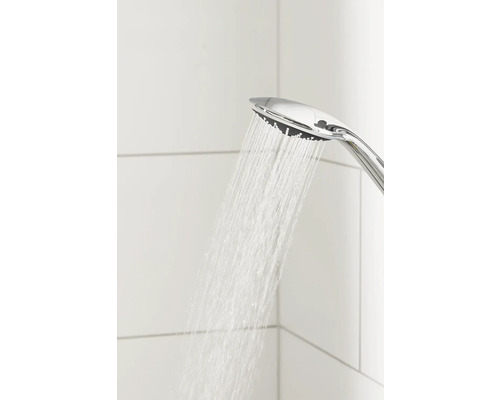 Ruční sprcha s tekoucí vodou na bílém pozadí