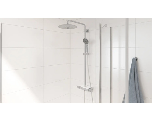 Koupelna s nástěnnou sprchovou baterií a sprchovou zástěnou