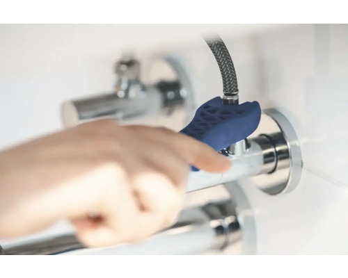 Ruka ovládá rohový ventil pomocí nástroje