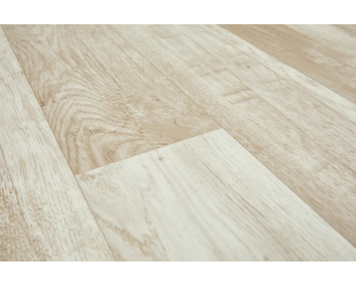 Světlá laminátová podlaha s dřevěným vzhledem