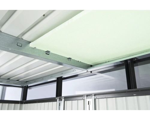Detailní záběr interiéru zahradního domku se střešní konstrukcí a izolačním materiálem.