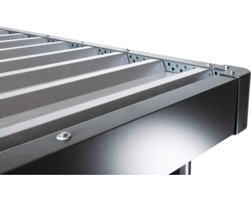 Detailní pohled na kovové zastřešení terasy se šrouby