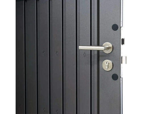 Detail šedých bezpečnostních dveří s klikou a zámkem