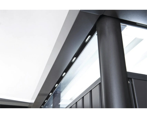 Detail moderní zimní zahrady s kovovým rámem a skleněnými prvky