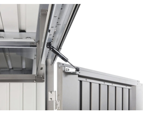 Detailní pohled na otevřenou kůlnu na nářadí s plynovou pružinou