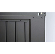 Detailní pohled na kovovou zahradní truhlu se šrouby