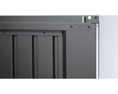 Detailní pohled na kovovou zahradní truhlu se šrouby